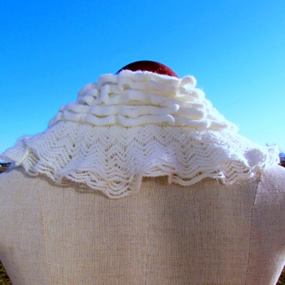 INFINITY SCARF, SOFT WHITE LACY KNITTED ELEGANT BEAUTIFUL NECK SCARF, NWOT - Picture 5 of 6